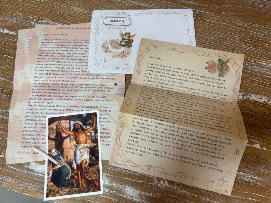 De eerste envelop van Bijbelpost, met de inhoud van het eerste pakketje.